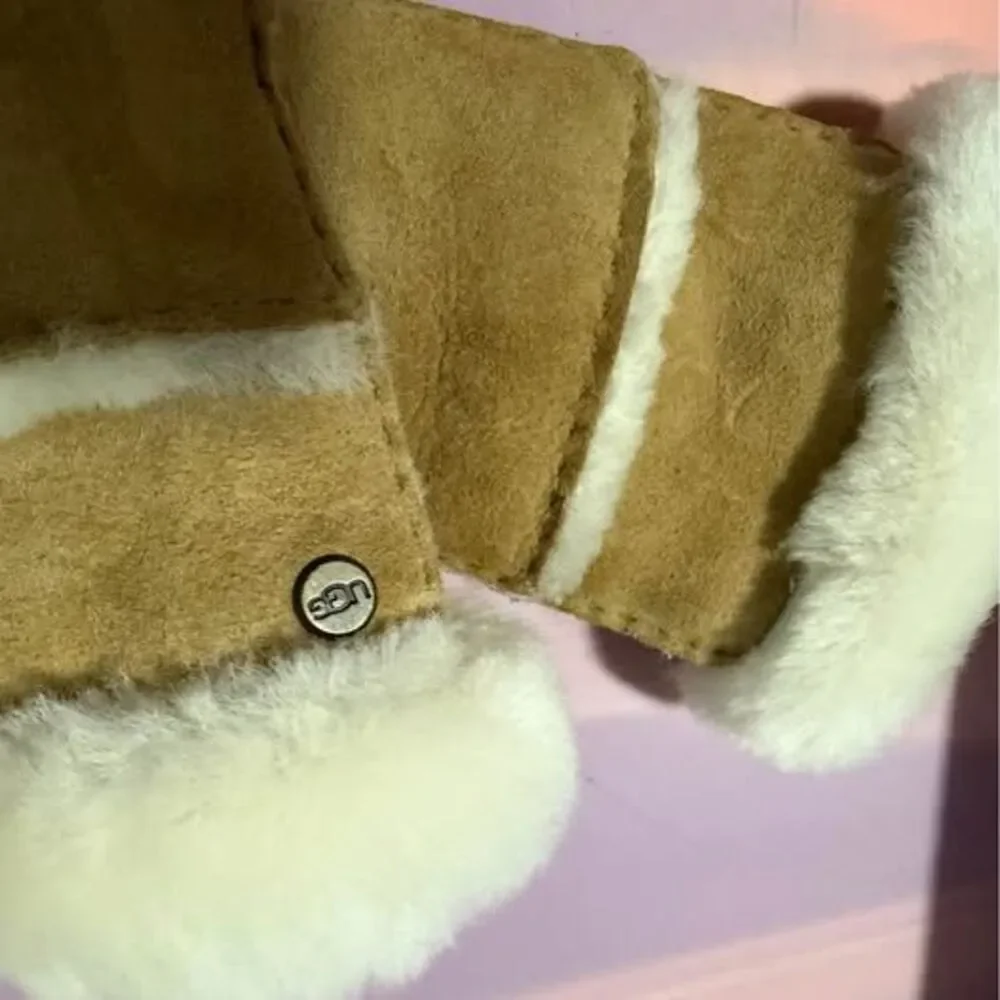 UGG TECH gloves (can use with phone)